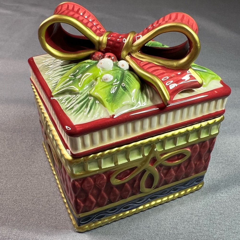 Fitz & Floyd holiday box with lid